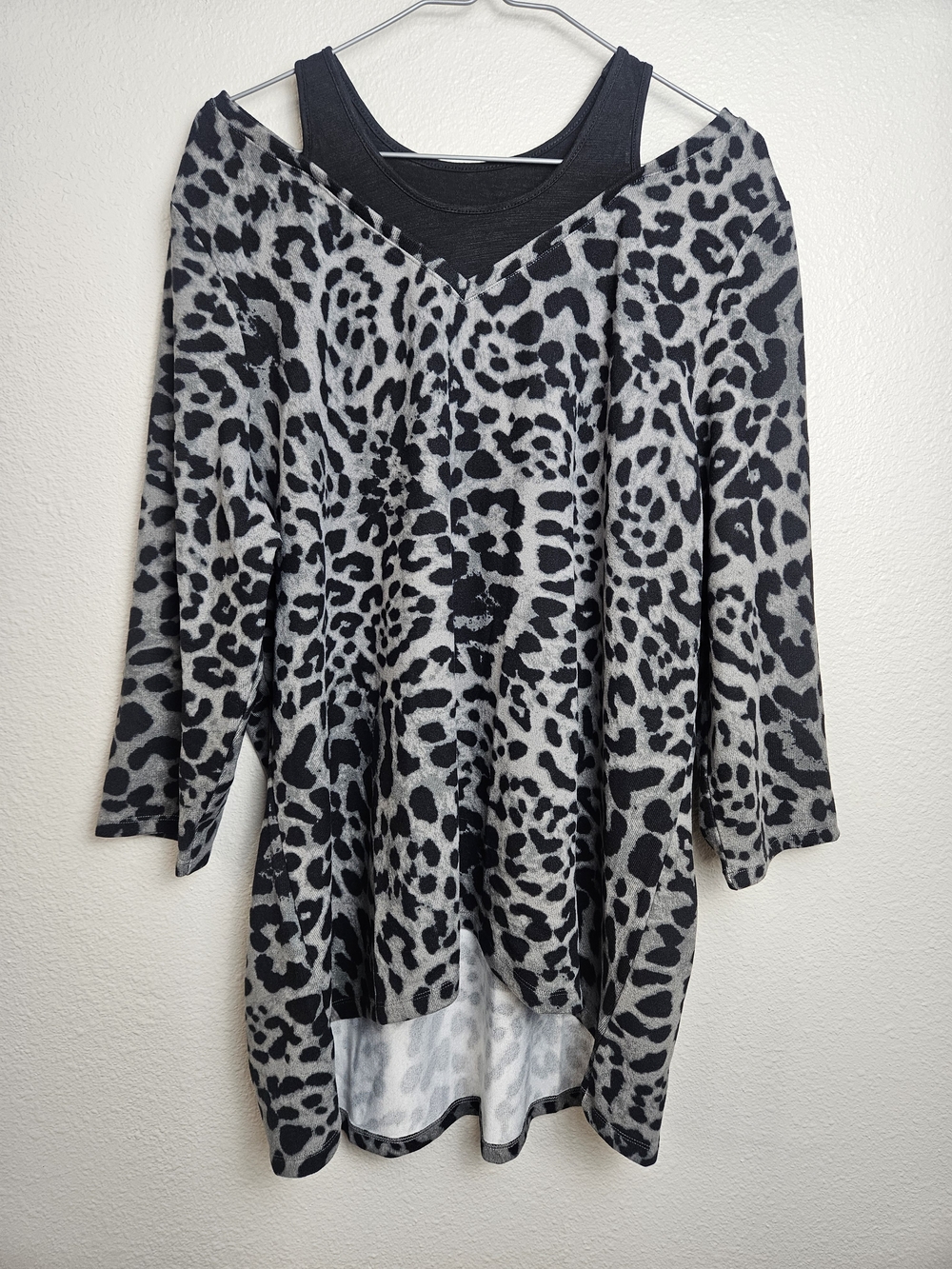 Belle by Kim Gravel Black and Gray Leopard V-Neck Long Sleeve Tunic Size XL